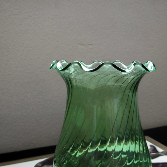 Small Emerald Green Glass Flower Vase Bud Vase Decorative Table Vase Classic - Picture 3 of 8
